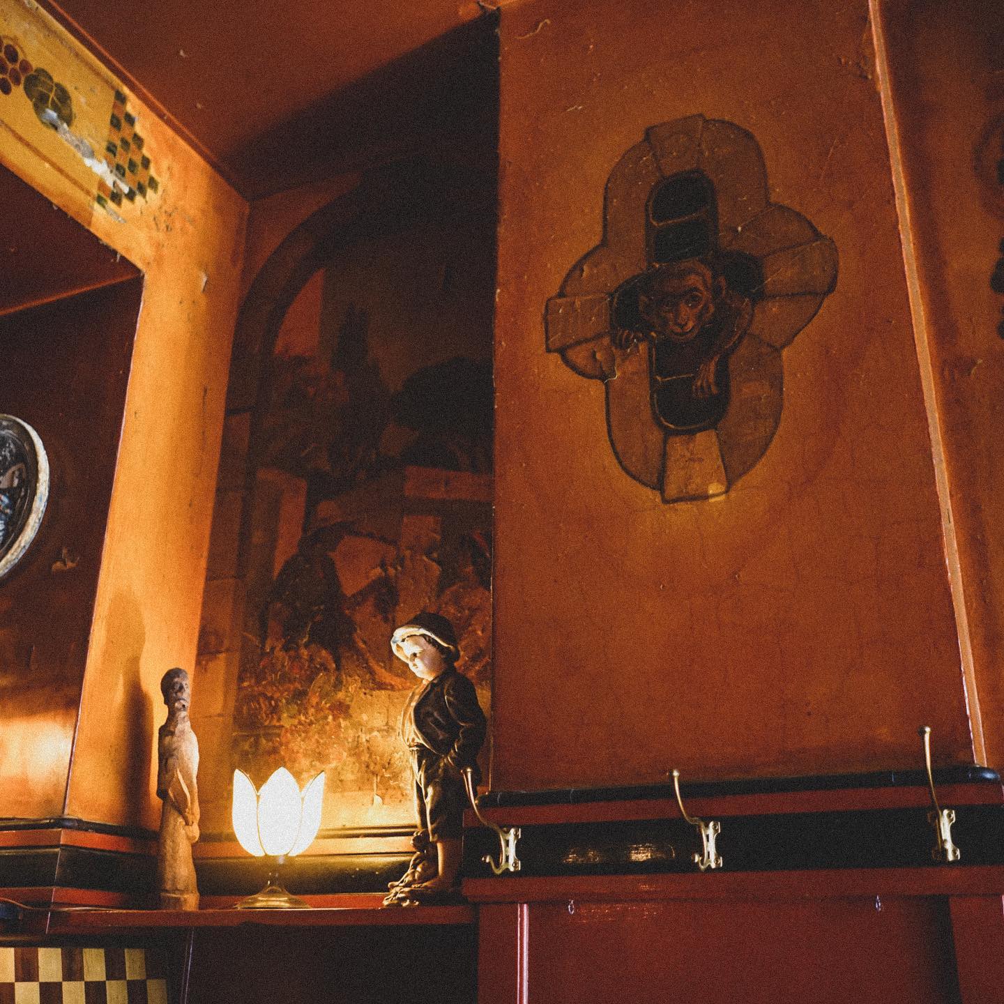 Vægmaleri og stemningsfyldt interiør på Vinstue 90