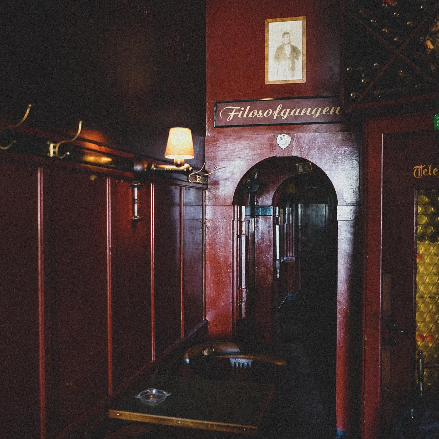 Filosofgangen — den historiske korridor på Vinstue 90