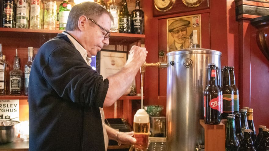 Peter Hegeler-Meile skænker en slow beer